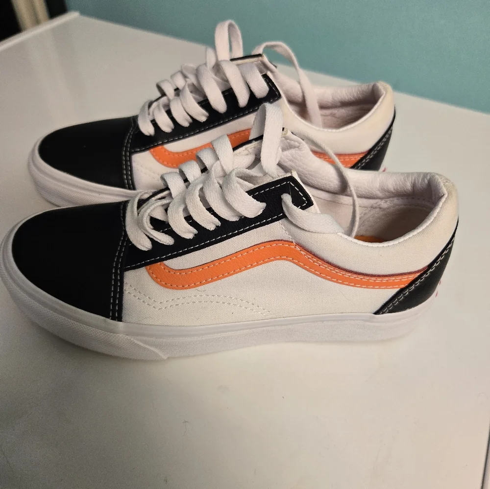 VANS - Picture 1 of 8